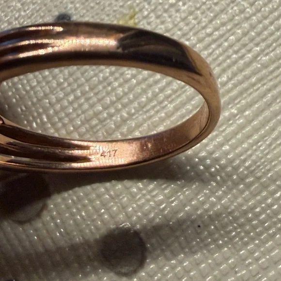 Elegant 10k rose gold emerald and diamond ring - Picture 7 of 10